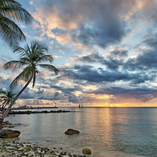 Genießen Sie den Sonnenuntergang in der Marigot Bay