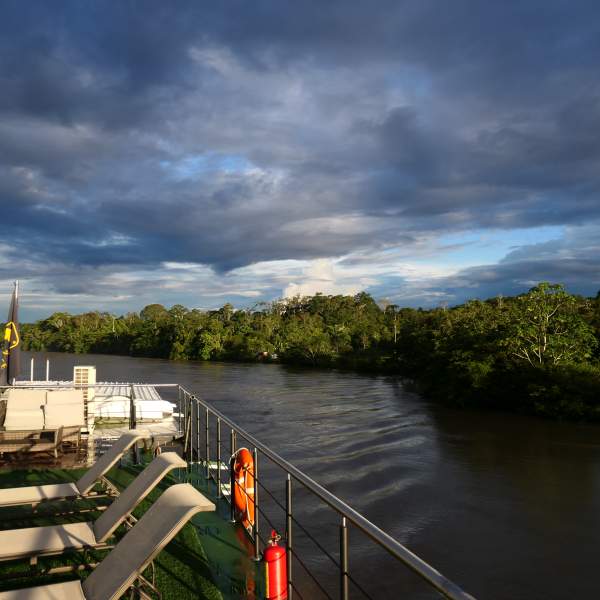 Bewundern Sie die Landschaft von der Aussichtsbrücke aus