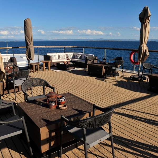 Die Liegestühle am Sonnendeck warten auf Sie