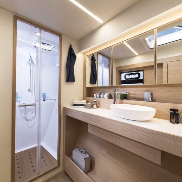 Ein elegantes und geräumiges Badezimmer