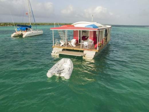 Gemütlicher Aufenthalt in einer schwimmenden Aqualodge