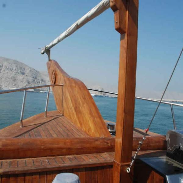 Segeln Sie an Bord einer eleganten Yacht mit Teak-Deck