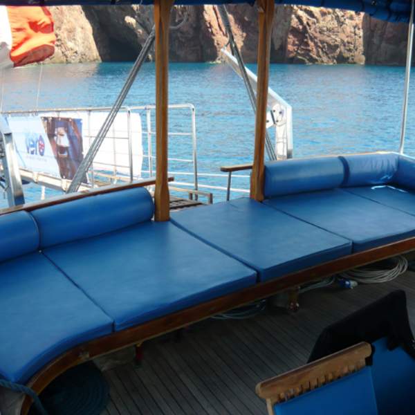 Nutzen Sie den Bimini, um die Landschaft im Schatten der Sonne zu bewundern