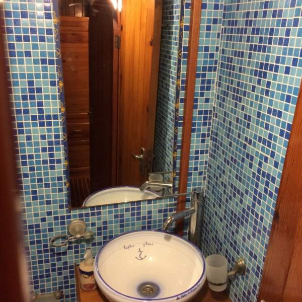 Ein Badezimmer mit einer raffinierten Dekoration