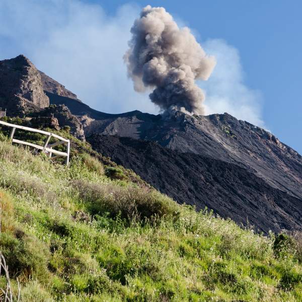 Stromboli und sein rauchender Krater