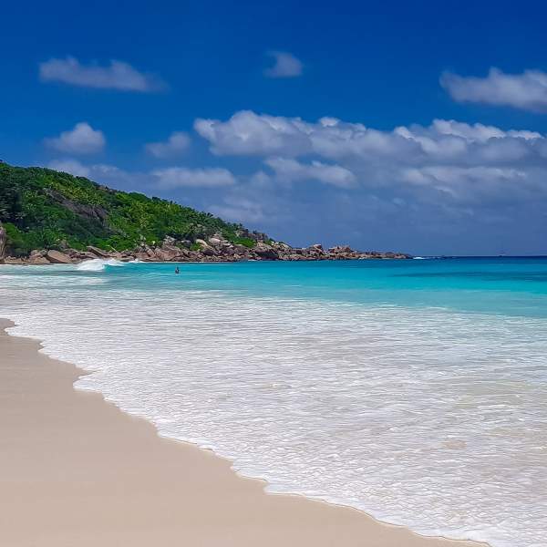 Genießen Sie die Ruhe des Petite Anse Strandes
