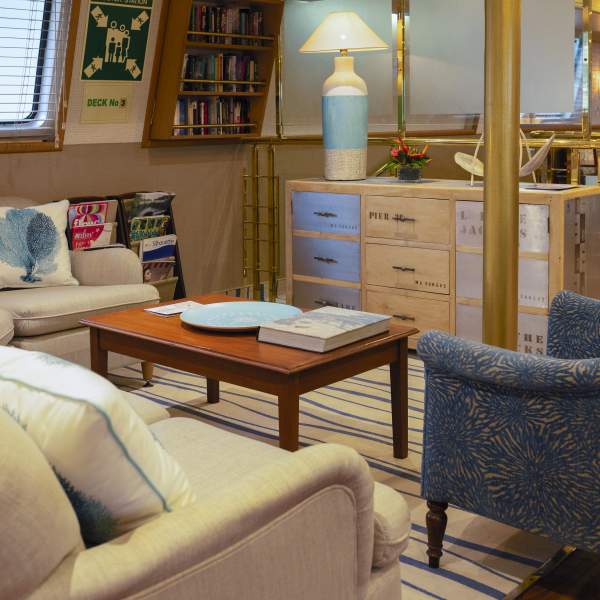 Die Lounge lädt zum Lesen ein