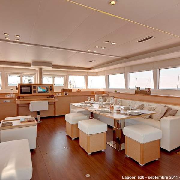 Geräumiger Salon mit Panoramablick aufs Meer