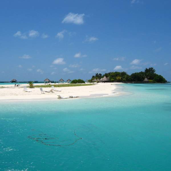 Segeln entlang des Malé Atolls