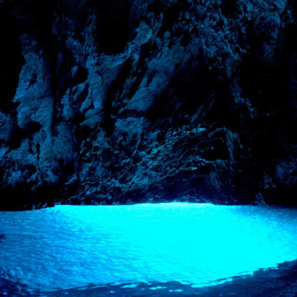 Entdecken Sie die Blaue Grotte, eine der berühmtesten Meeresgrotten der Adria