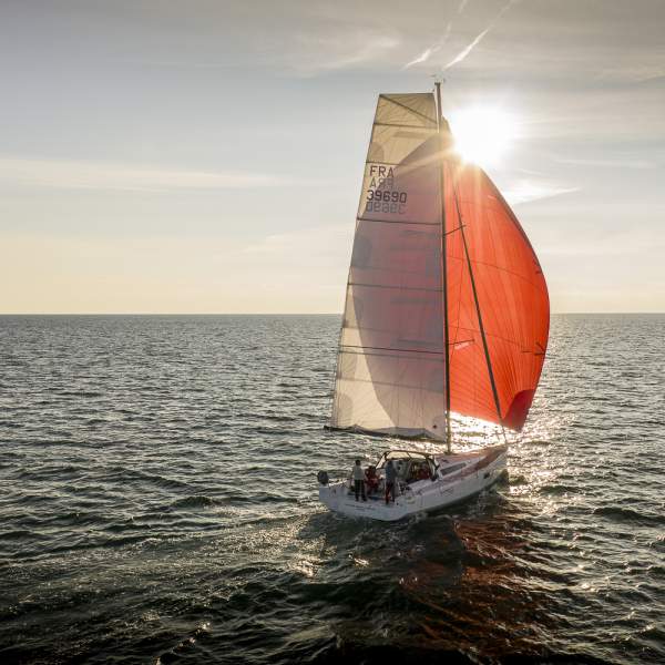 Segeln Sie in einer traumhaften Kulisse