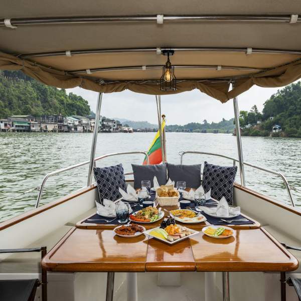 Beginnen Sie den Tag mit einem köstlichen Frühstück mit Meerblick.