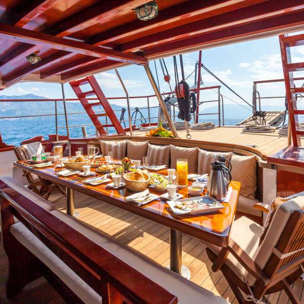 Ein Esszimmer an Deck