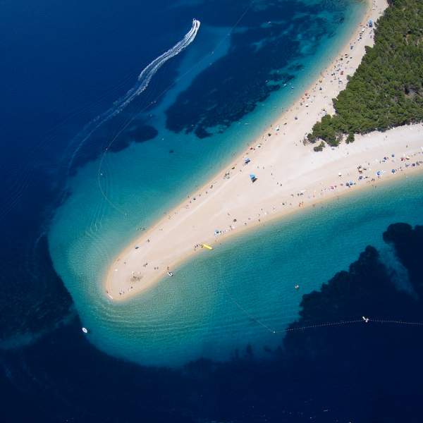 Der Strand Zlatni Rat