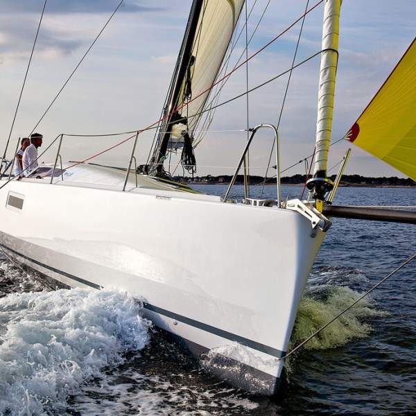 Segeln Sie unter Spinnaker!