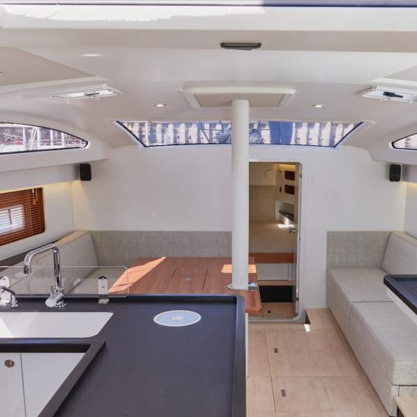 Ein Boot, das Komfort und Leistung auf See perfekt kombiniert