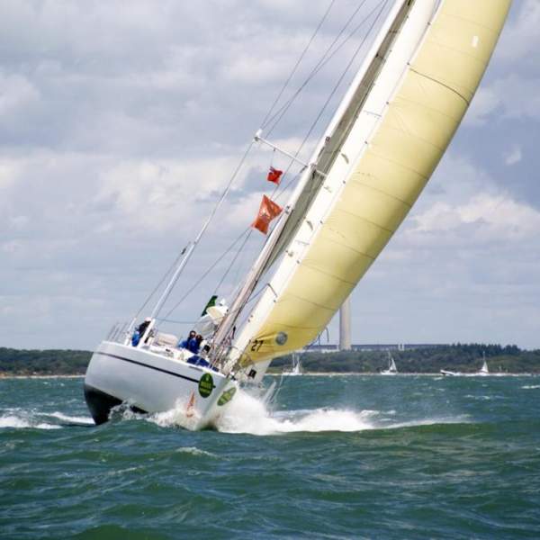 Eine Monohull, die perfekt für einen Segelkurs geeignet ist