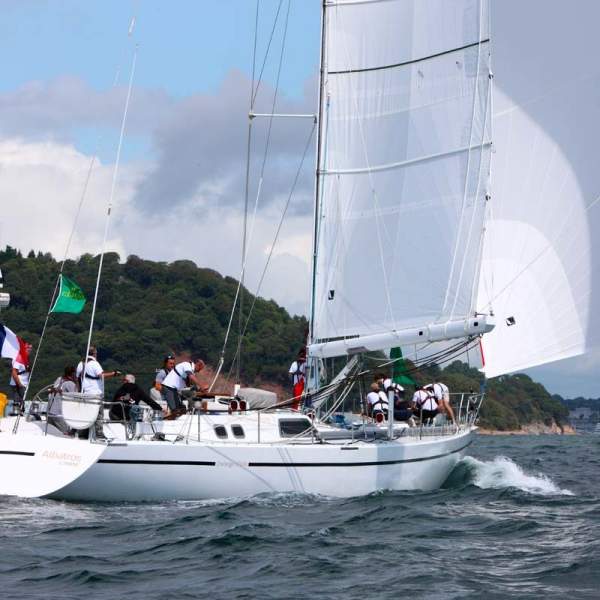 Ein stabiles und kräftiges Segelboot