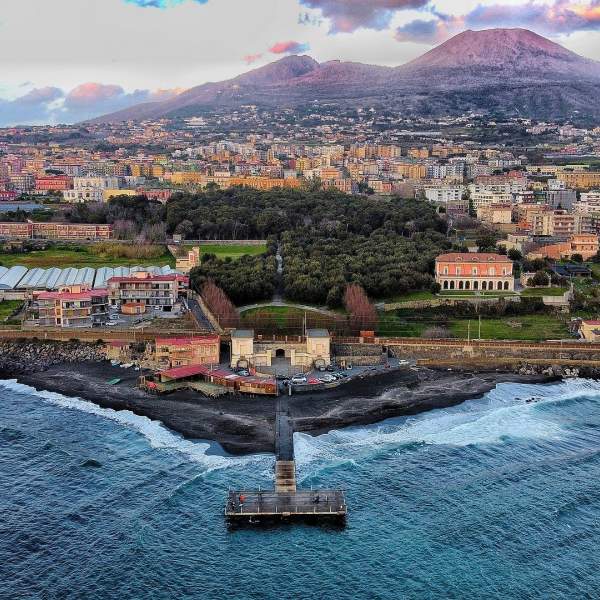 Bestaunen Sie den Vesuv vom Golf von Neapel aus