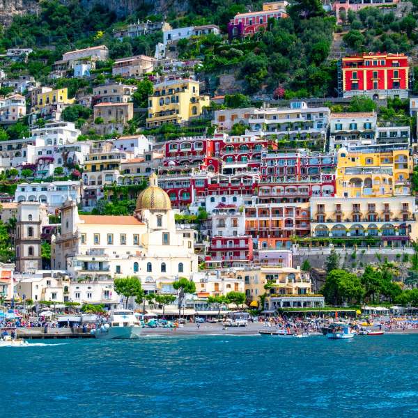Entdecken Sie die farbenfrohe Stadt Positano