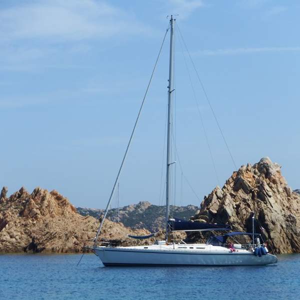 Ankern Sie in der schönen Bucht von Cala Lunga