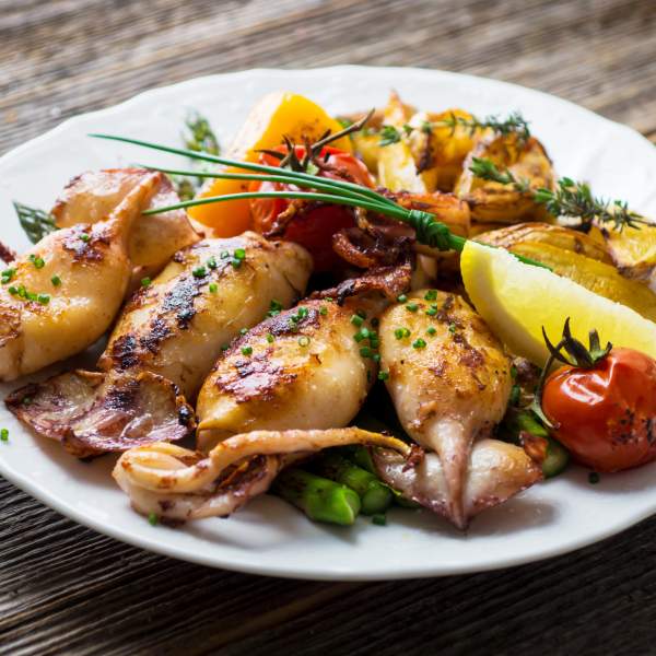 Kosten Sie die traditionellen gegrillten Kalamari