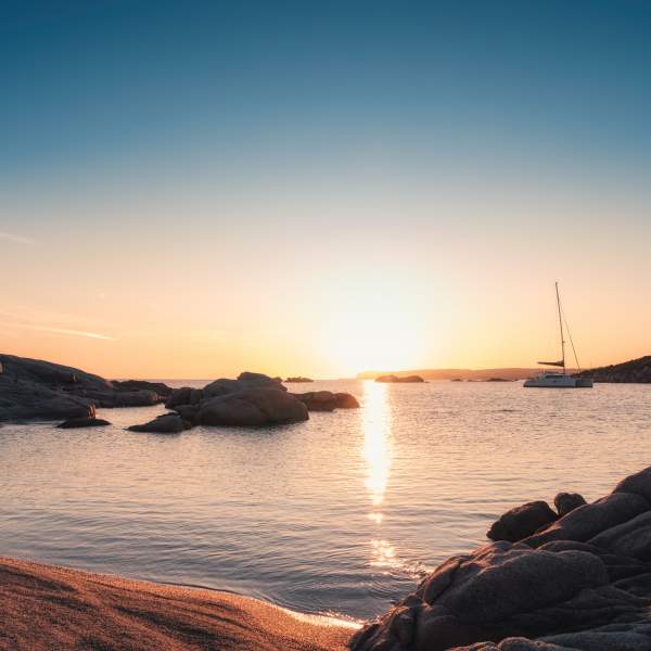 Entspannen Sie sich während Sie den Sonnenuntergang beobachten