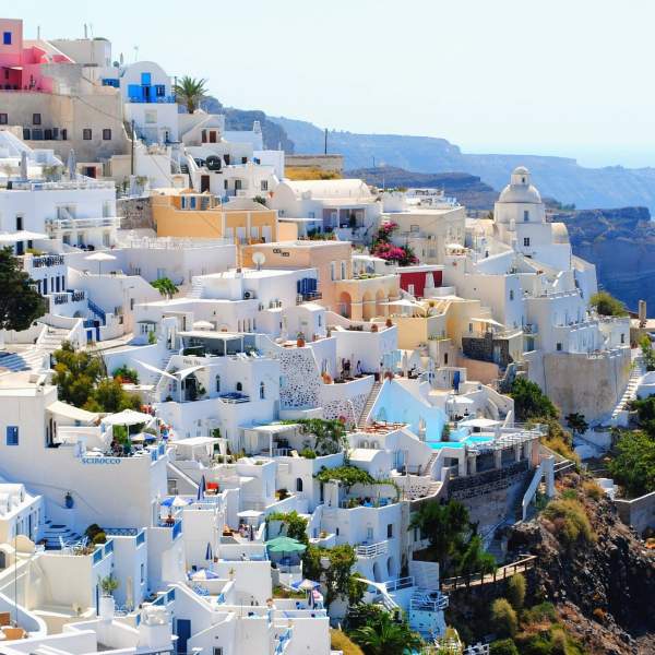 Schlendern Sie durch die Straßen von Santorini