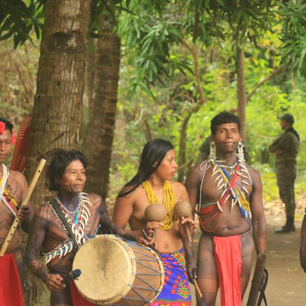 Tanzen Sie mit dem Volk der Embera