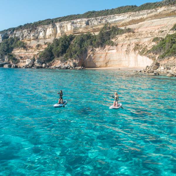 Erkunden Sie die Costa Smeralda auf einem Paddelboard