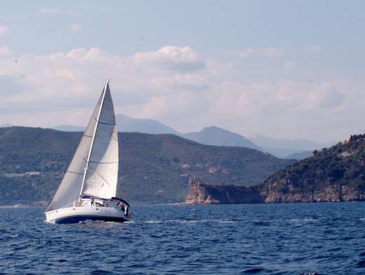Kreuzfahrt auf einem Segelboot in Sardinien