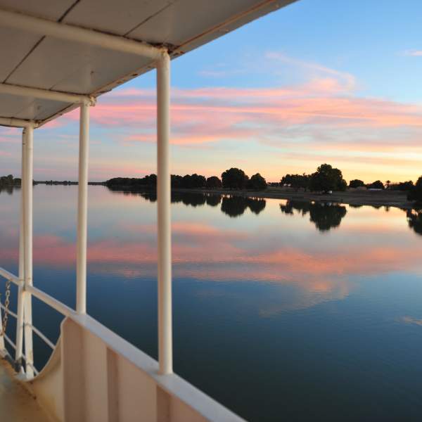 Bewundern Sie die Aussicht auf den Fluss