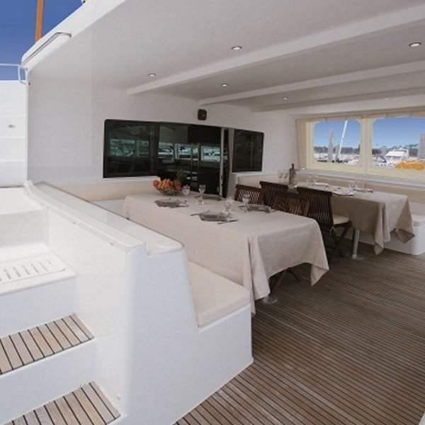Das hintere Deck ist durch die Flybridge geschützt