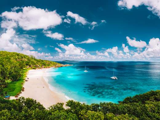 Mahé, Praslin und La Digue vom Meer aus