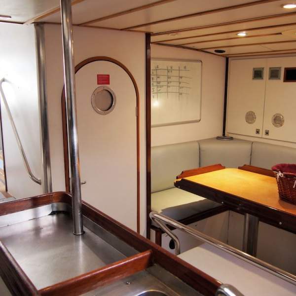 Der Salon ist angepasst an das Leben auf hoher See