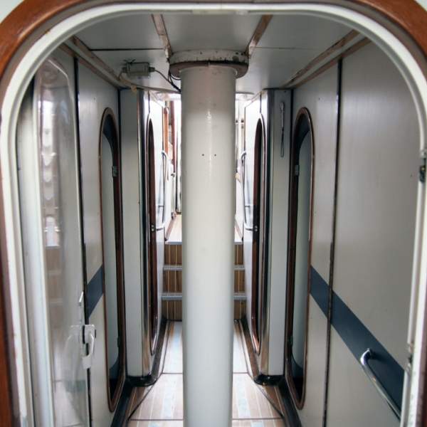 Der Innenraum des Segelbootes