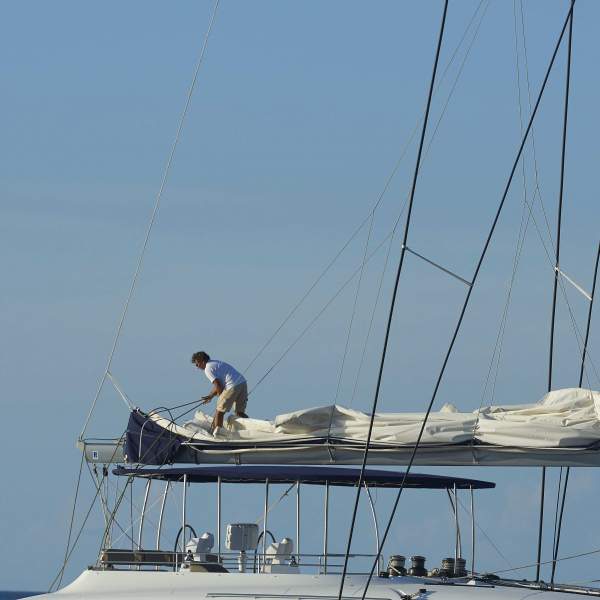 Der Skipper kümmert sich um die Navigation